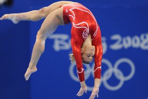 开云体育下载-欧冠决赛之夜，拉亚成为全场焦点，一双手与一个时代的重量