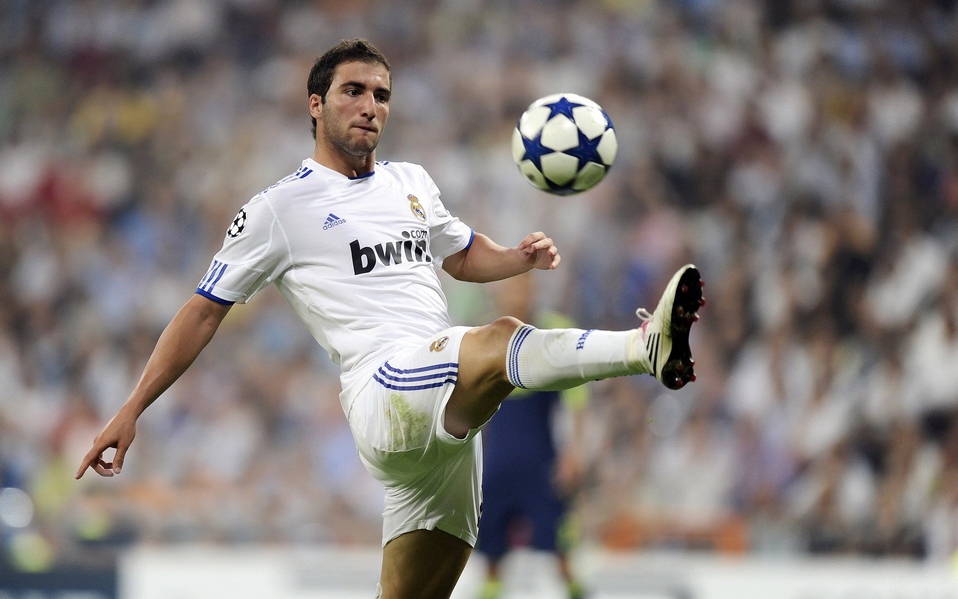 雷霆全面压制灰熊，杜兰特在欧冠半决赛接管比赛，跨越时空的统治力交响